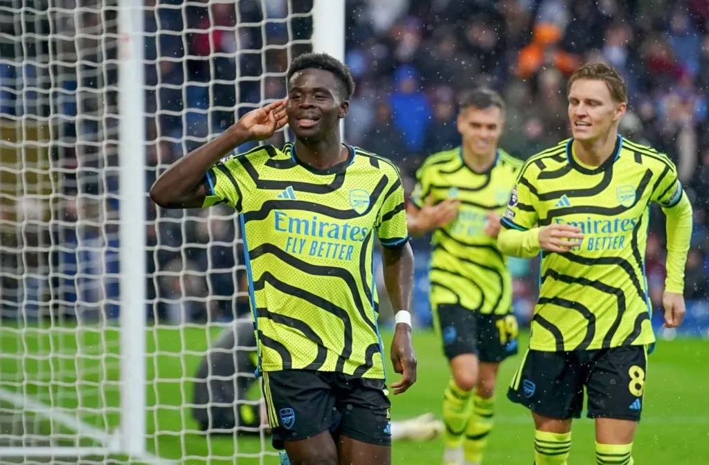 arsenal suit le rythme de liverpool tottenham cale aston villa en profite