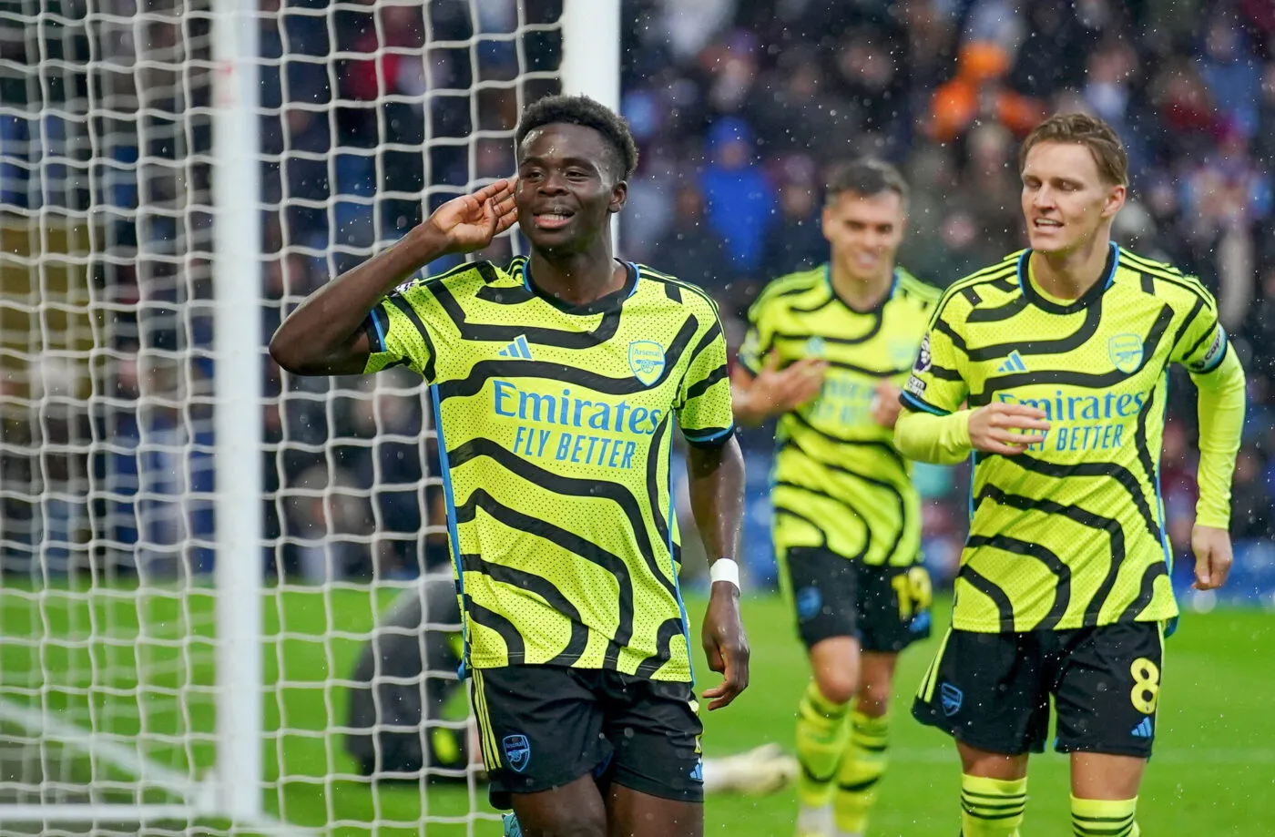 arsenal suit le rythme de liverpool tottenham cale aston villa en profite