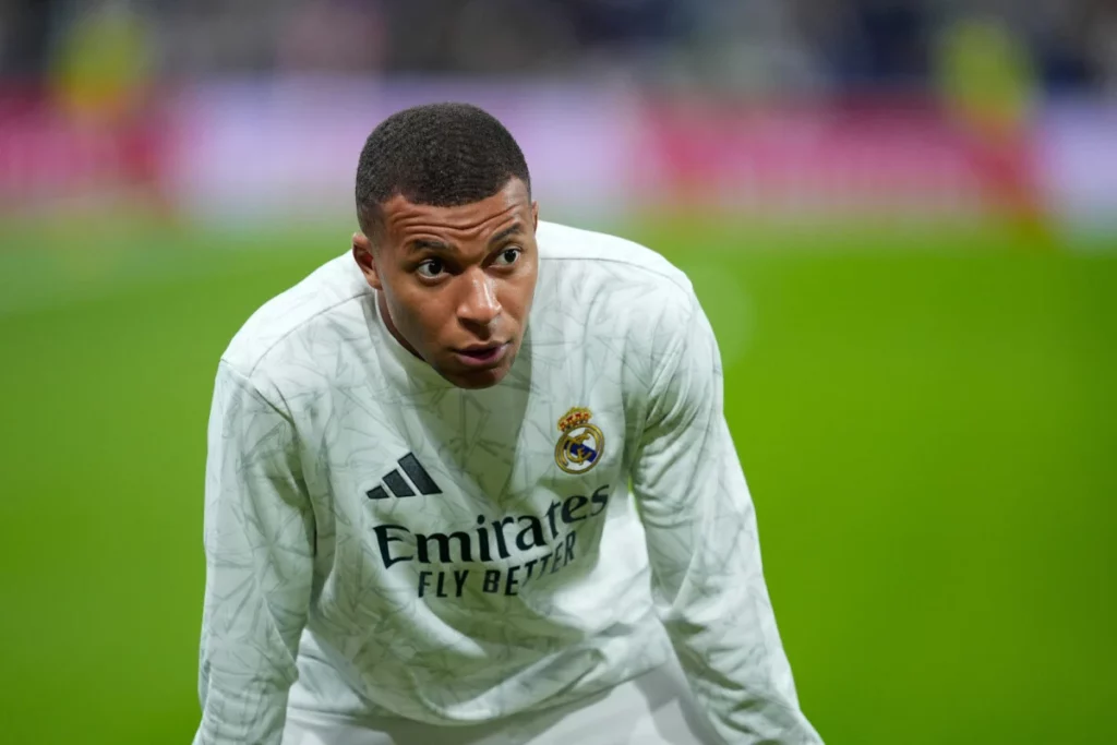 7803950 kylian mbappe part en suede et cristalli 1200x0 4